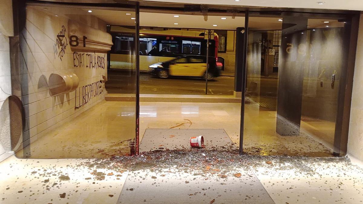 Ataque con pintadas en la entrada del Consulado Italiano en Barcelona, en la c/ Aribau