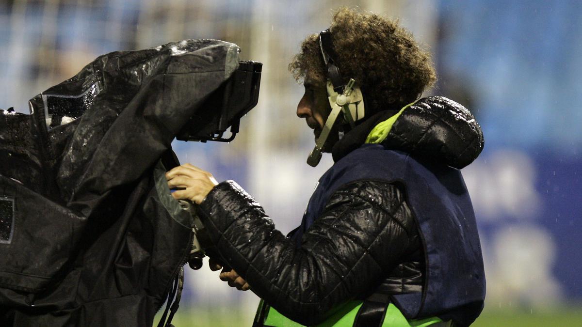 Un cámara de televisión, trabajando en La Romareda durante un partido.