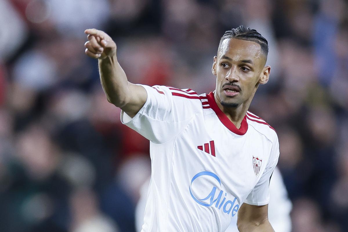 Djibril Sow celebra su gol durante el partido de la jornada 24 de LaLiga que Sevilla FC y Deportivo Alavés disputan hoy sábado en el estadio Ramón Sánchez-Pizjuán