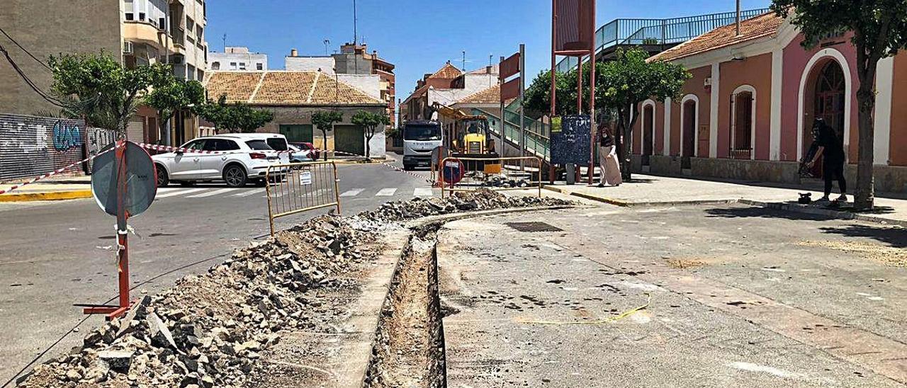 Obras provisionales para instalar un sistema de bombeo en la campa del apeadero de Callosa.