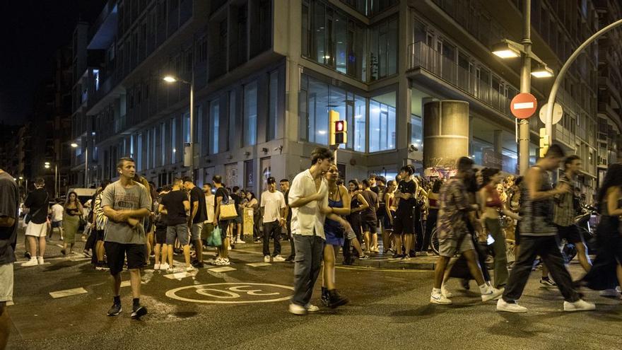 Barcelona, 5 AM: con el dios Apolo en las Tres Xemeneies