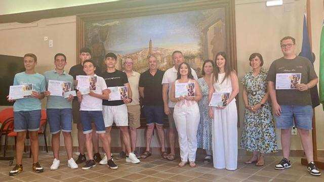 Estudiantes de la localidad con sus becas. | SERVICIO ESPECIAL
