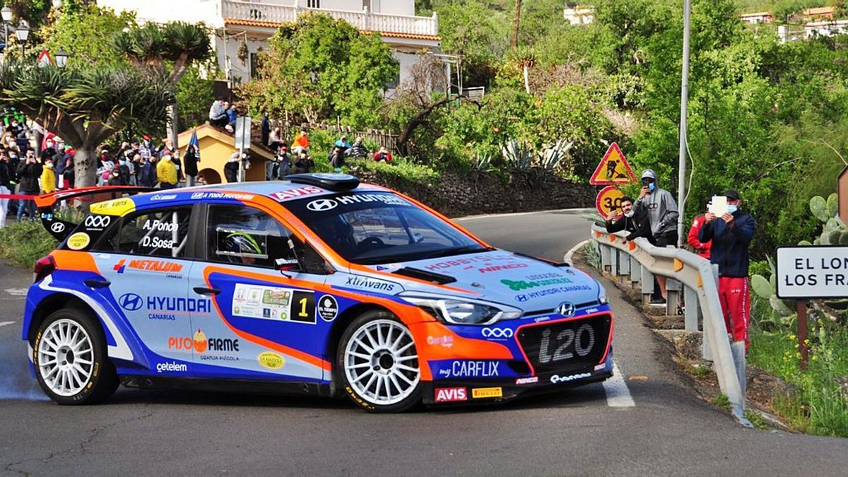 Toñi Ponce y Dani Sosa, a bordo del Hyundai i20 Rall2, rodando ayer por el cruce de Valsequillo. | | MOTORACTUALIDAD.ES