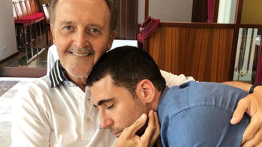 Miguel Ángel Silvestre visitó a videntes tras la muerte de su padre