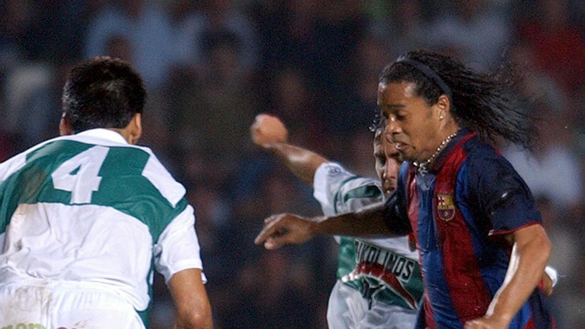 Ronaldinho encara a un jugador del Elche durante el Festa de 2003