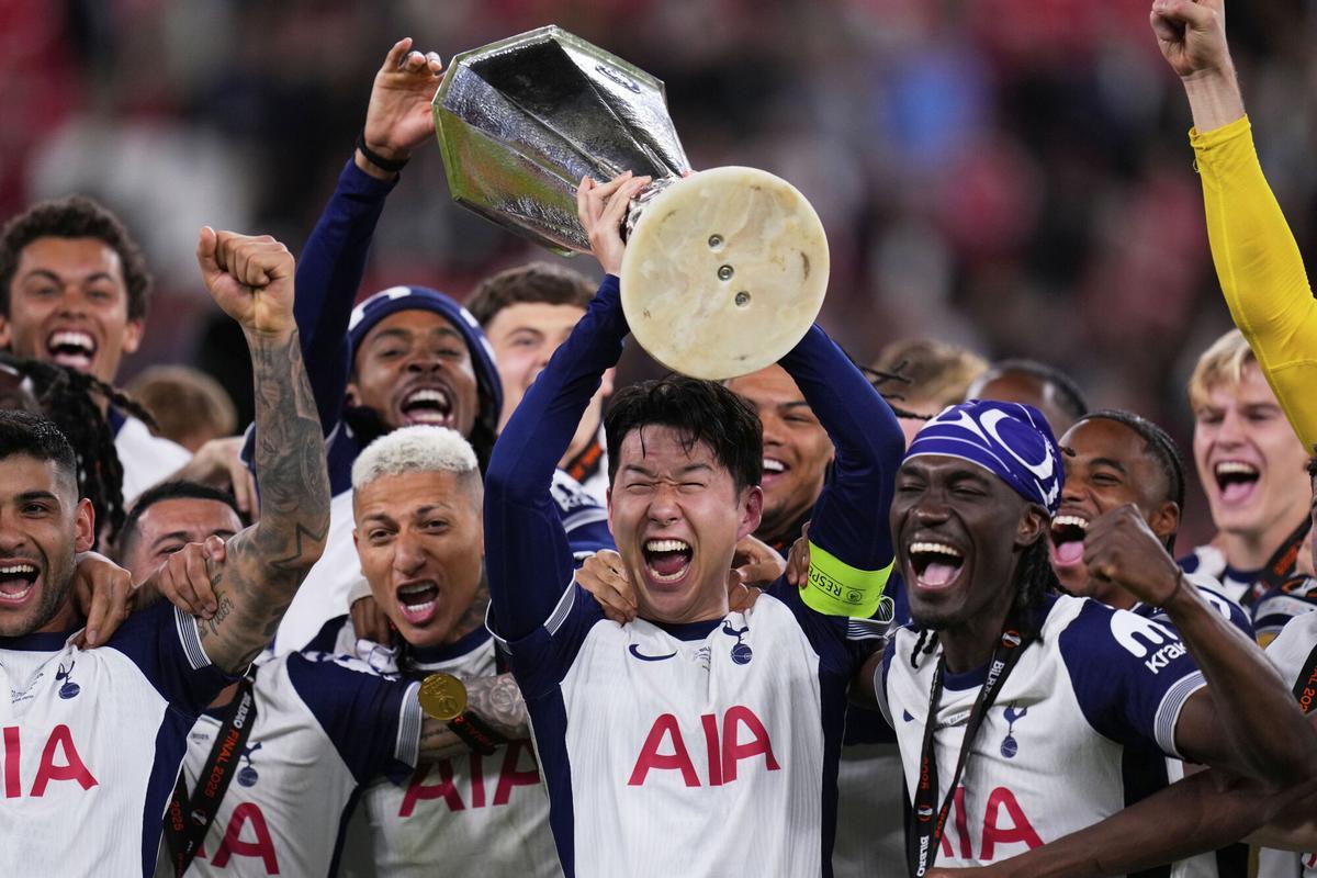 Tottenham players celebrate after winning the Europa League final soccer match against Manchester United at the San Mames Stadium in Bilbao, Spain, Wednesday, May 21, 2025. (AP Photo/Manu Fernandez)