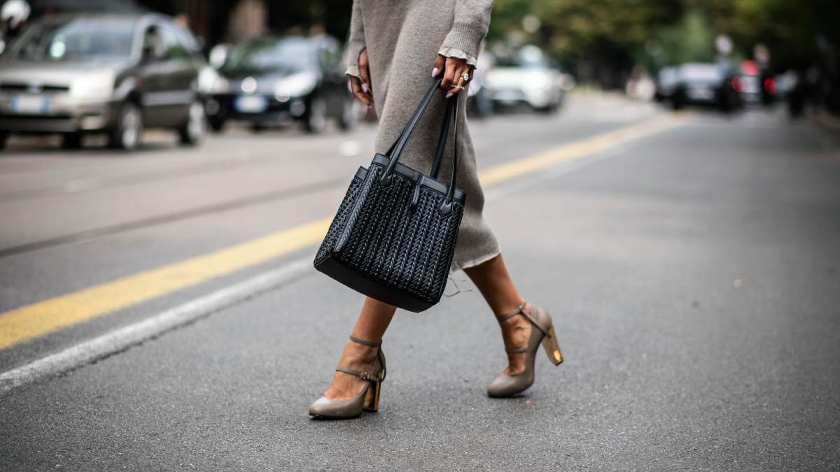 En El Corte Inglés: los bolsos 'shopper' de Lola Casademunt para llevar 'la casa a cuestas' con estilo