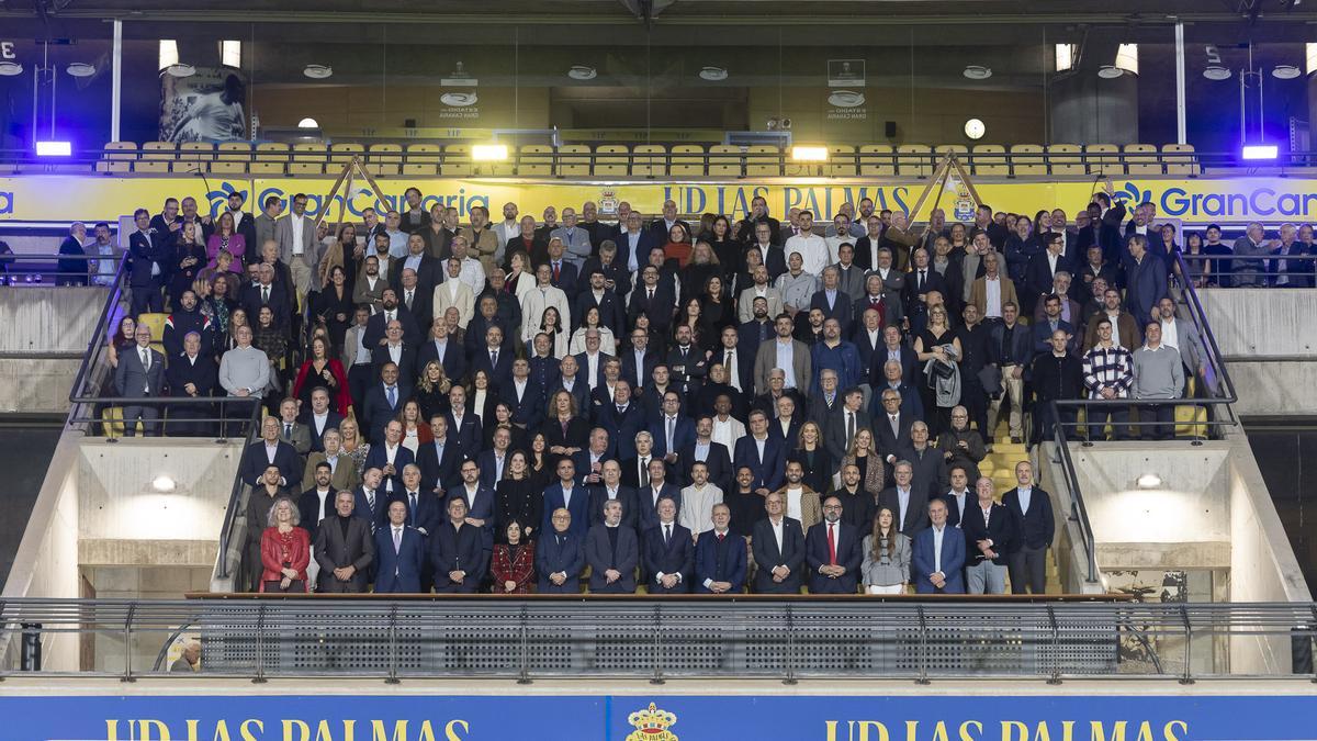 Imagen de la foto de familia en el palco del Gran Canaria.