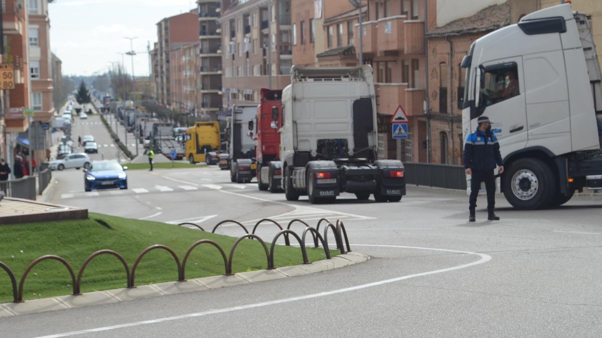 Transportistas por la avenida Federico Silva de Benavente. / E. P.