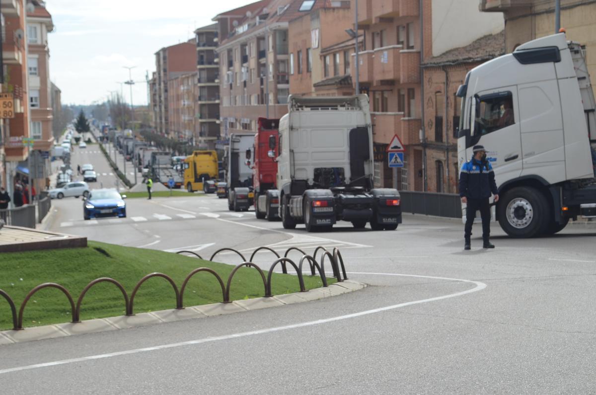 Transportistas por la avenida Federico Silva de Benavente. / E. P.