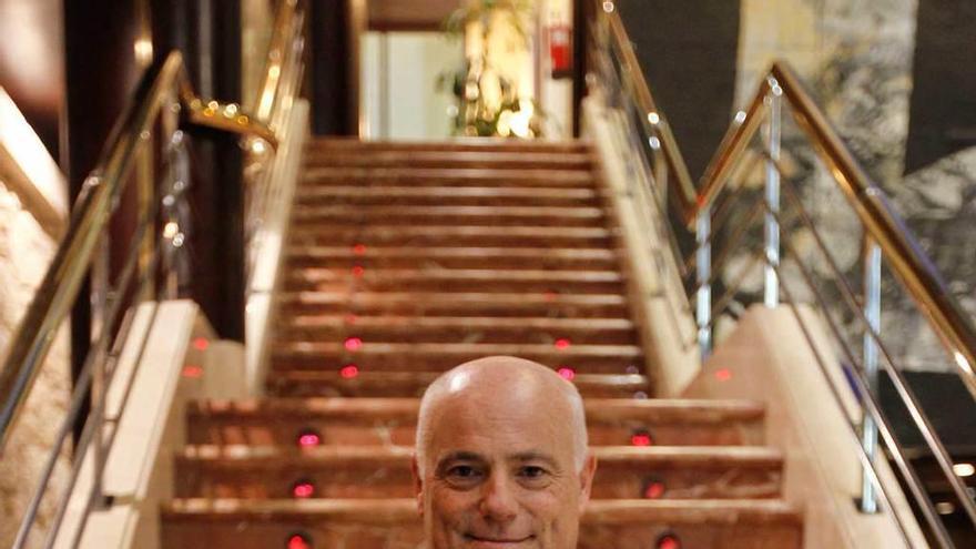 José Manuel Campa, en la escalinata del auditorio de Oviedo.