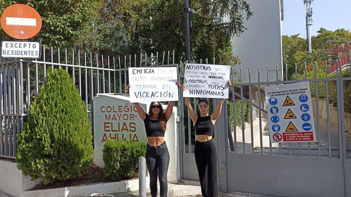 Dos estudiantes de la Complutense realizan una protesta esta mañana frente al Colegio Mayor.