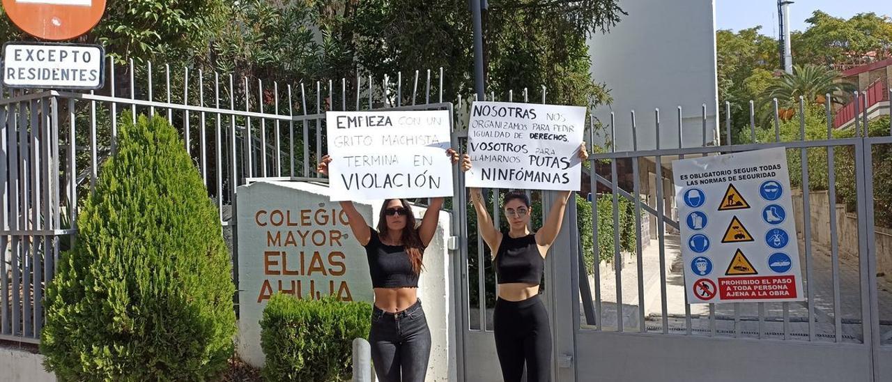 Dos estudiantes de la Complutense realizan una protesta esta mañana frente al Colegio Mayor.