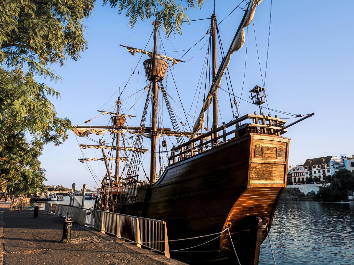 El buque Nao Victoria en el río Guadalquivir (Sevilla)