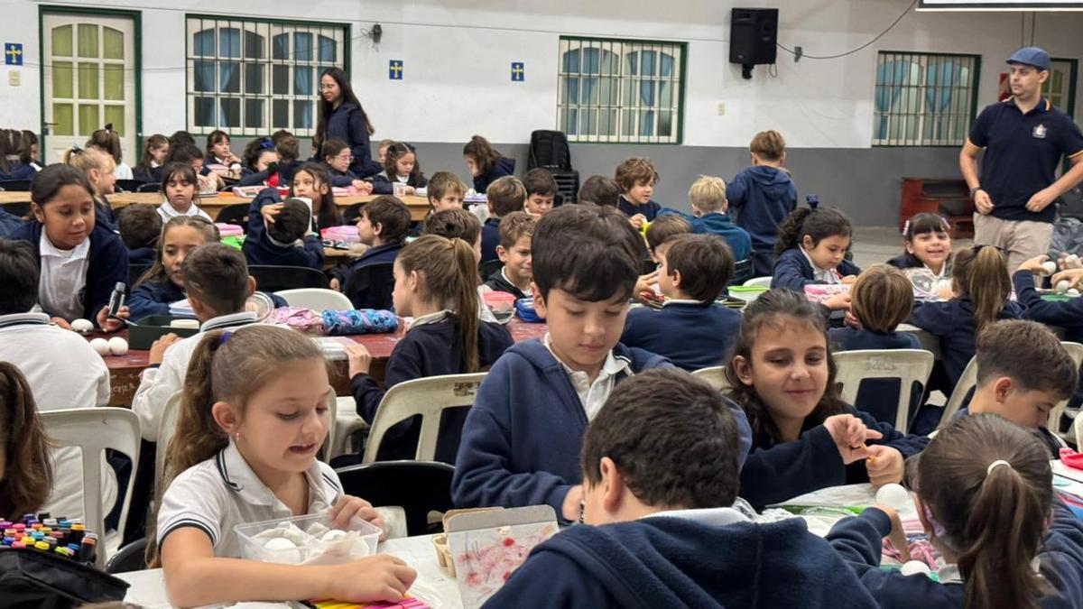 Los Güevos Pintos en el colegio Covadonga de Santa Fe