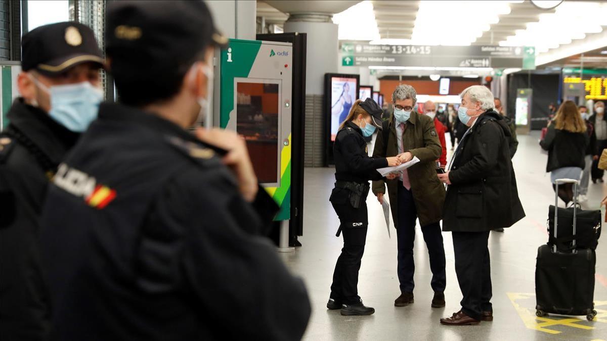 GRAF7376  MADRID  18 03 2021 - La policia realiza controles a los viajeros en la estacion de Atocha en Madrid  este jueves a punto de comenzar el puente de San Jose con la region de Madrid cerrada perimetralmente y con una evolucion irregular en el numero de fallecidos y contagios por coronavirus  que suelen superar los veinte y los mil casos diarios  respectivamente  y a la espera de las conclusiones de la Agencia Europea del Medicamento sobre la vacuna de AstraZeneca  EFE  Emilio Naranjo