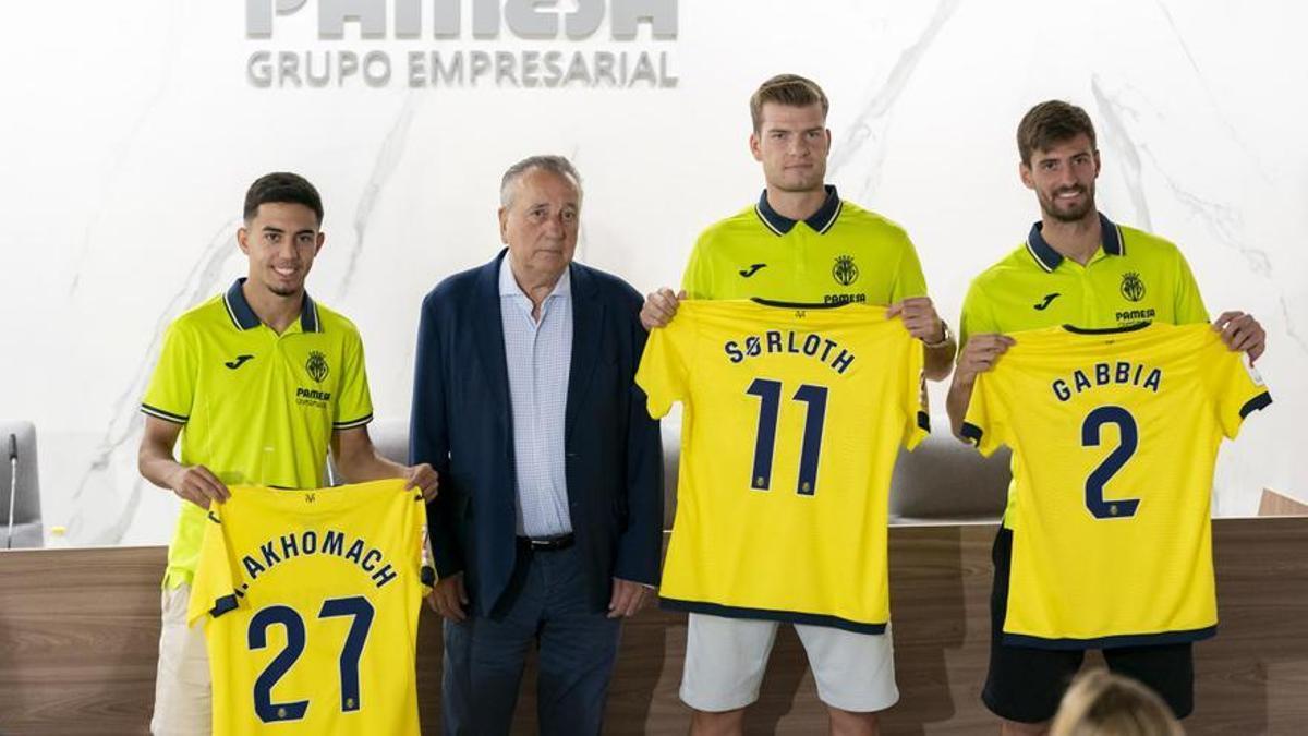 Fernando Roig, con tres de los últimos fichajes del Villarreal.