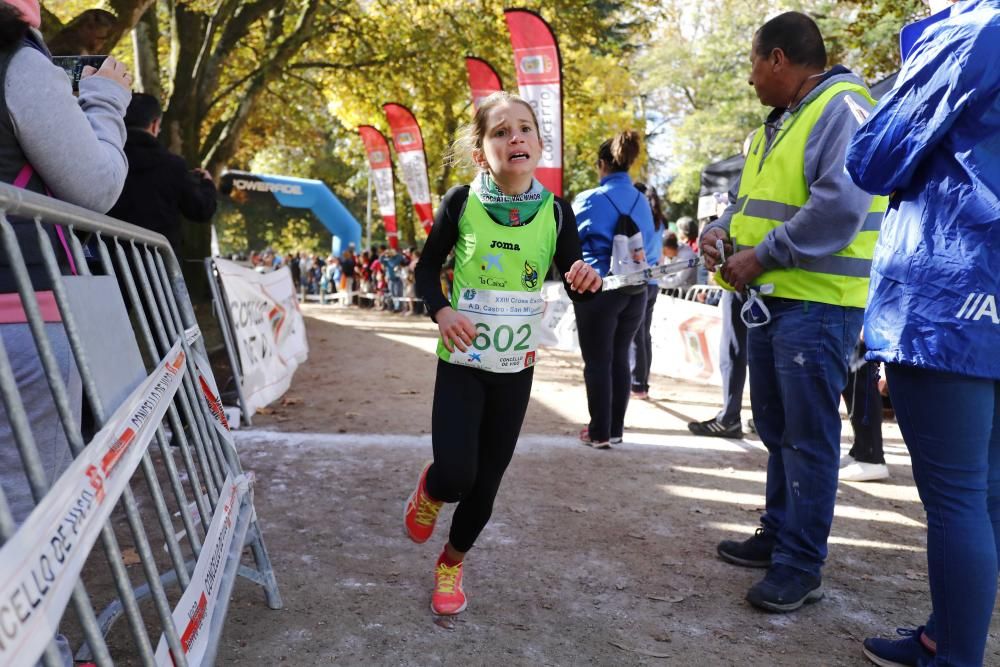 Más de 1.100 jóvenes atletas desafían a las bajas temperaturas para participar en la tradicional carrera de cross escolar.