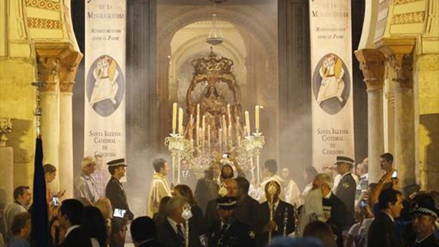 El Socorro llegó ayer a la Catedral en una histórica procesión