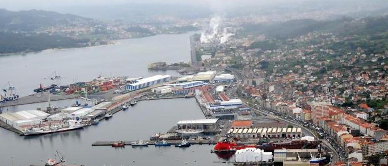 Vista del puerto de Marín, con la fábrica de Ence al fondo.