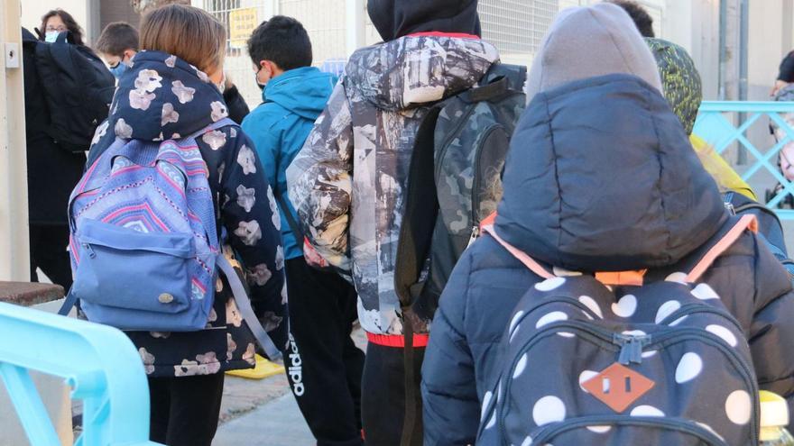 Un grup de nens i nenes, entrant en una escola de Figueres.  | GEMMA TUBERT