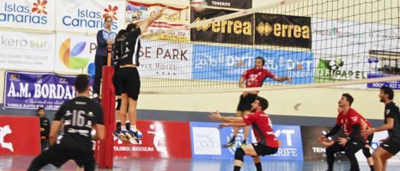 Los chicos del CV Xàtiva en el partido ante el Arona en Tenerife.