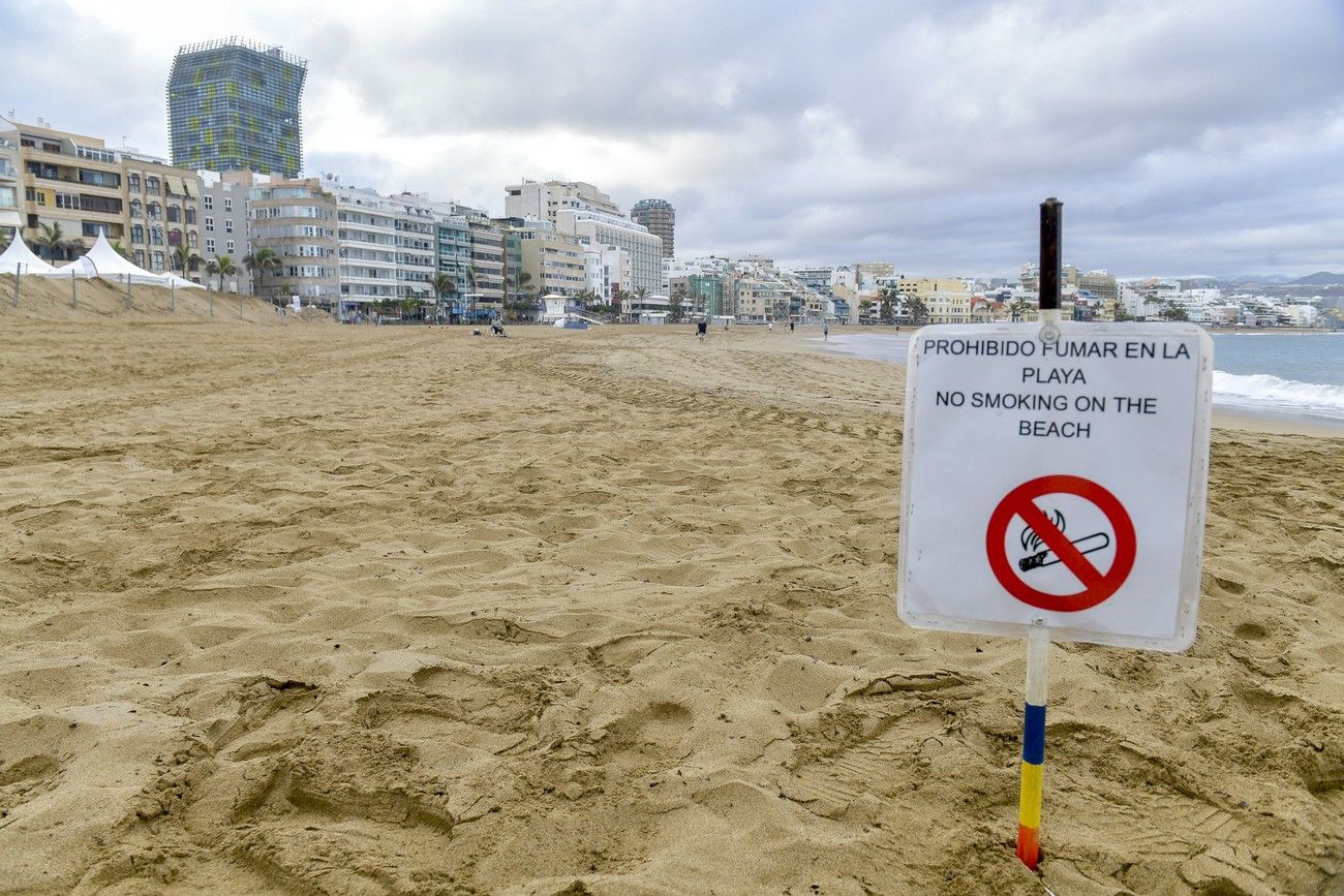 Tres voluntarois limpian diariamente la playa de Las Canteras