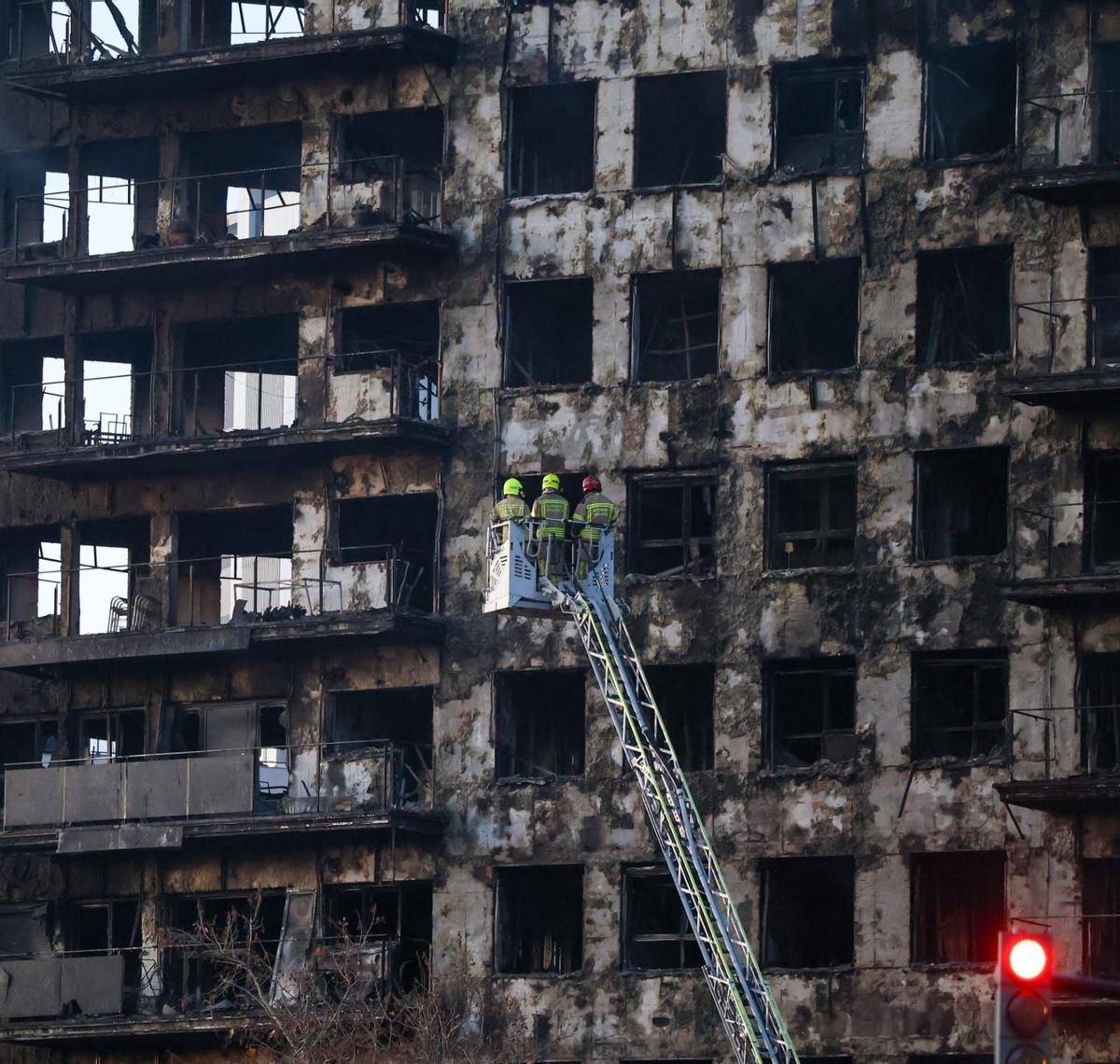 El heroico trabajo de los bomberos en el incendio de Valencia, en imágenes