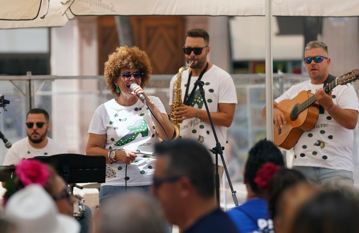 Varios grupos musicales malagueños amenizan la Feria de Málaga en el centro.
