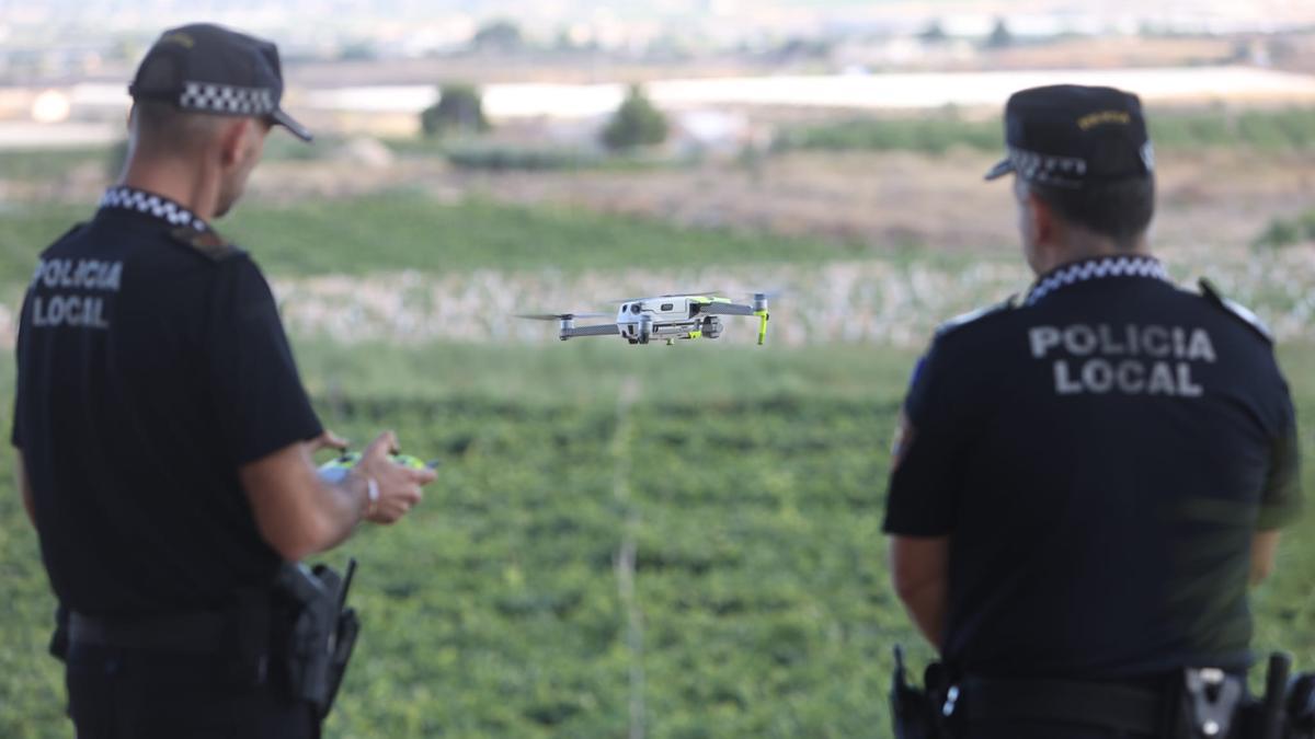 Dos agentes de la Policía Local de Novelda pilotando el dron para supervisar una amplia extensión de viñas.