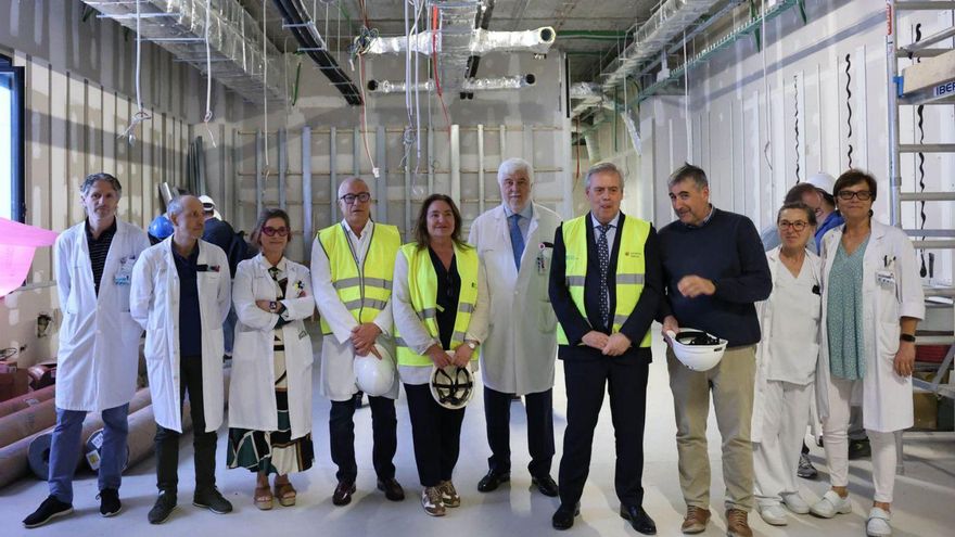 Representantes del Área Sanitaria, el conselleiro de Sanidade y la delegada de la Xunta. | A. Villar