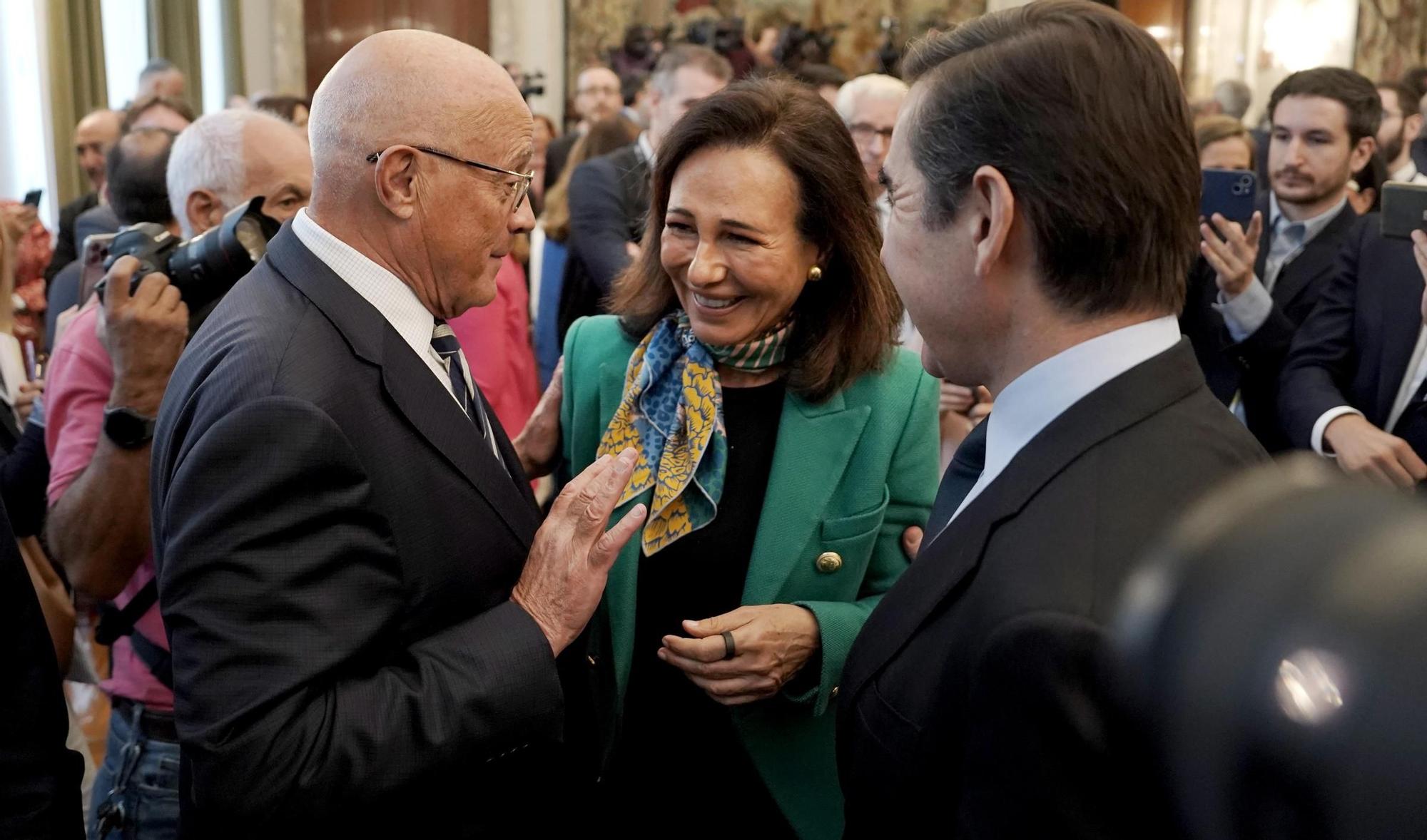 Josep Oliu Creus, presidente de Banco Sabadell, Ana Botín, presidenta del Banco de Santander, y Carlos Torres Vila , presidente del BBVA. José Luis Escrivá durante la toma de posesión como Gobernador del Banco de España.