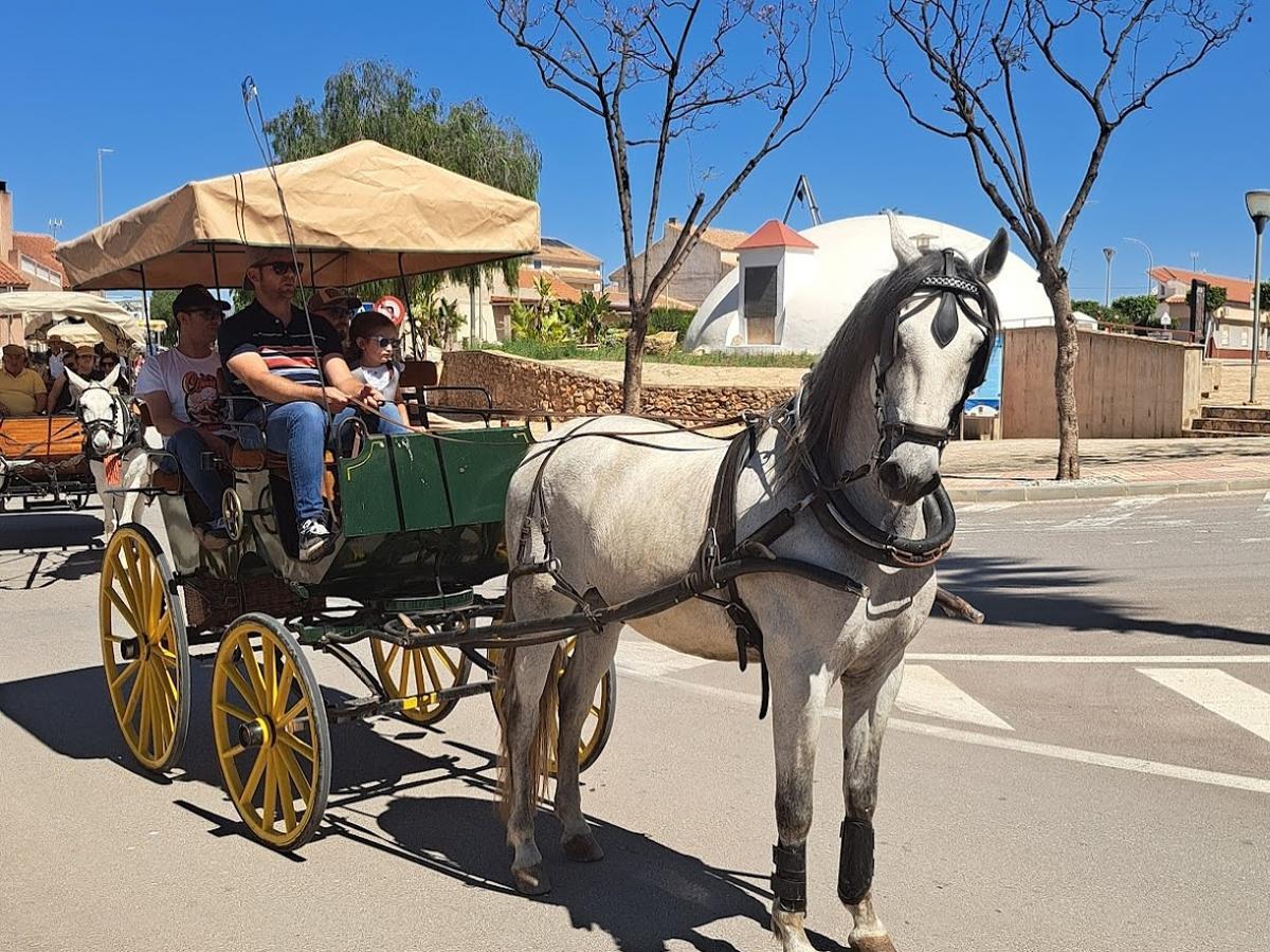 Participantes de la Feria de Ganados frente al histórico Aljibón de Corverica.