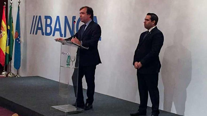 Botas, en Brasil, junto al director de la oficina de Río de Janeiro, José Luis Nogueira. // Abanca