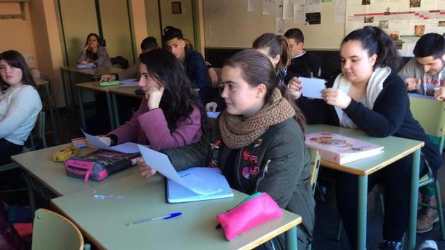 Alumnos atentos durante una clase.