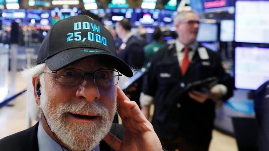 El Dow Jones supera los 25.000 puntos por primera vez
