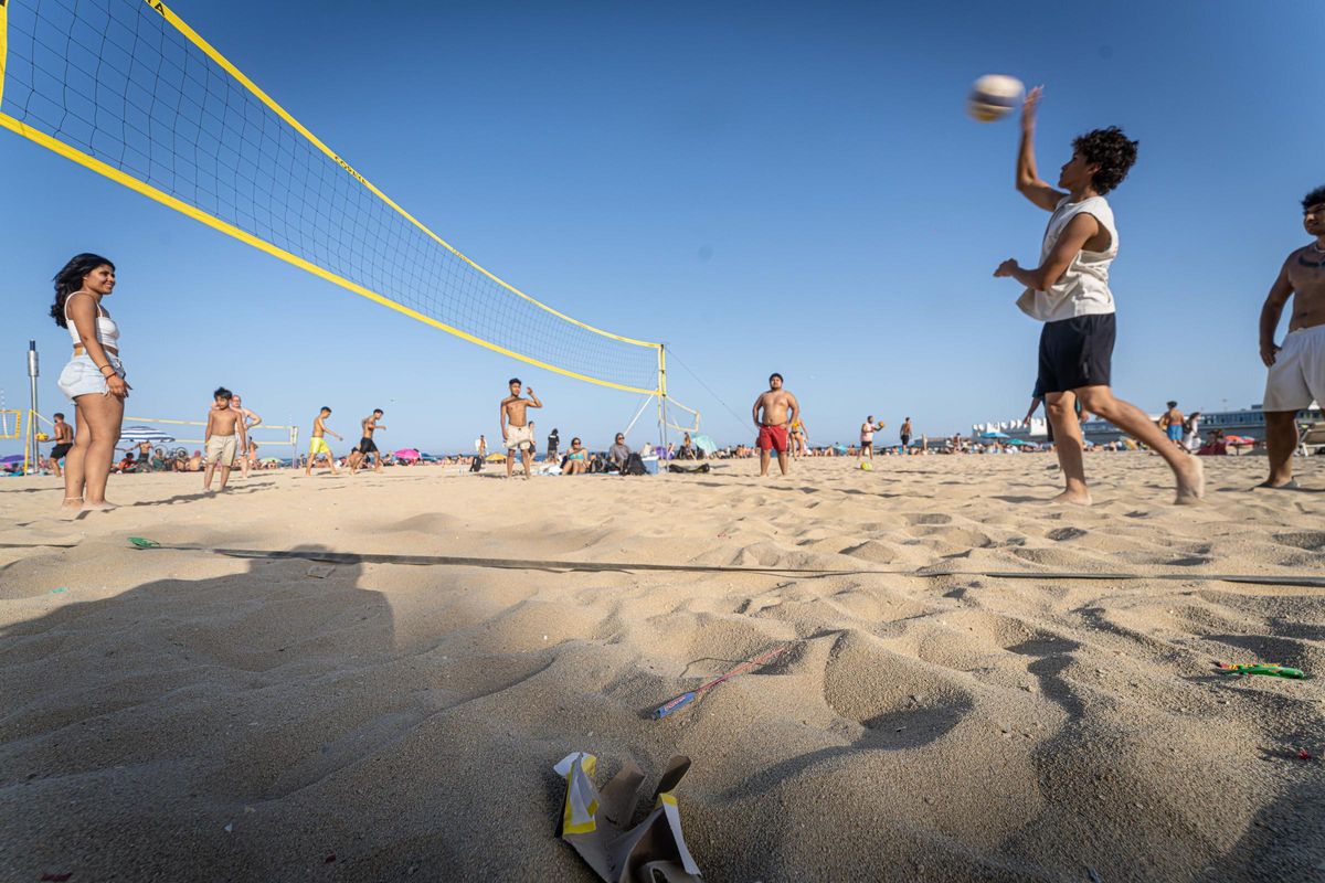 Barcelona recupera el ritmo normal en sus playas después de la verbena de Sant Joan