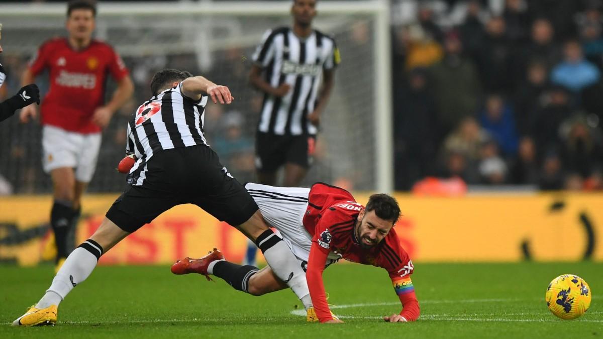 Fabian Schar lucha un balón con Bruno Fernandes
