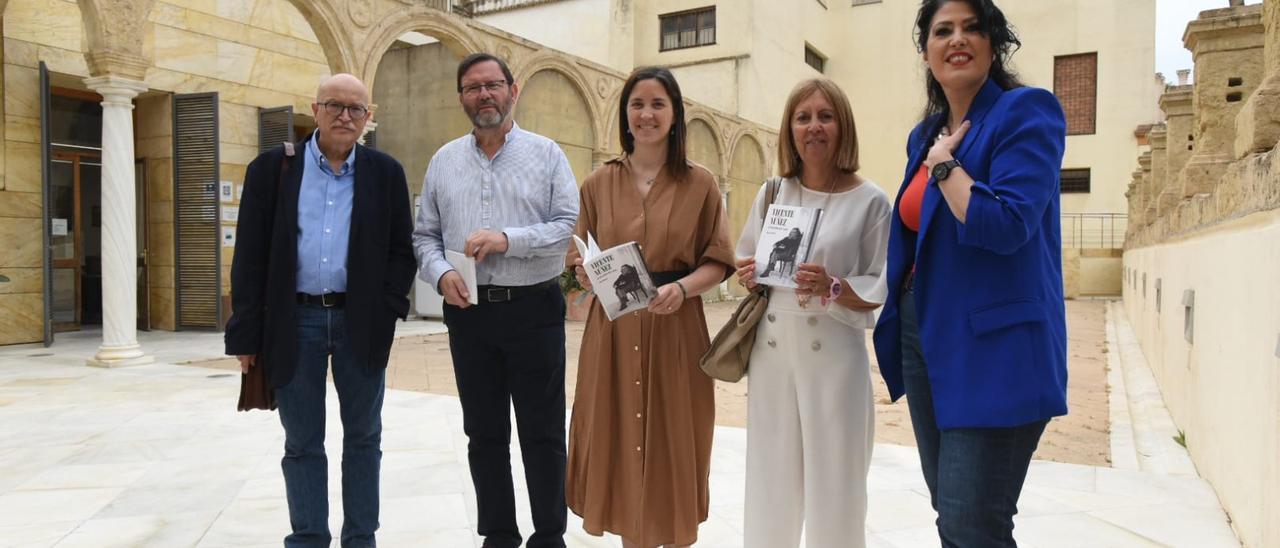 Miguel Casado, Juan Lamillar, Cristina Casanueva, Vicenta Márquez y Eva Díaz, antes de comenzar el acto