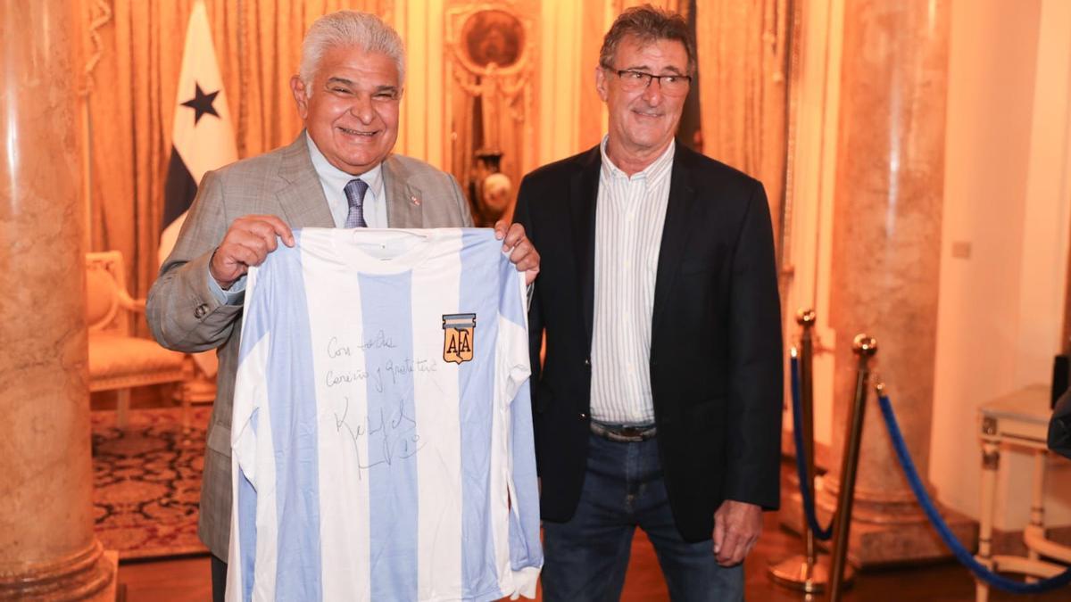 KEMPES JUNTO A MULINO