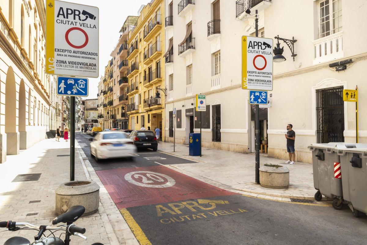 Acceso al APR de Ciutat Vella Nord, con la cámara instalada en la calle Corona.