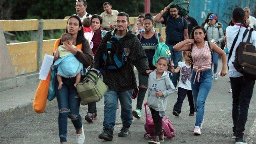 Venezuela abre su frontera para peatones con Colombia
