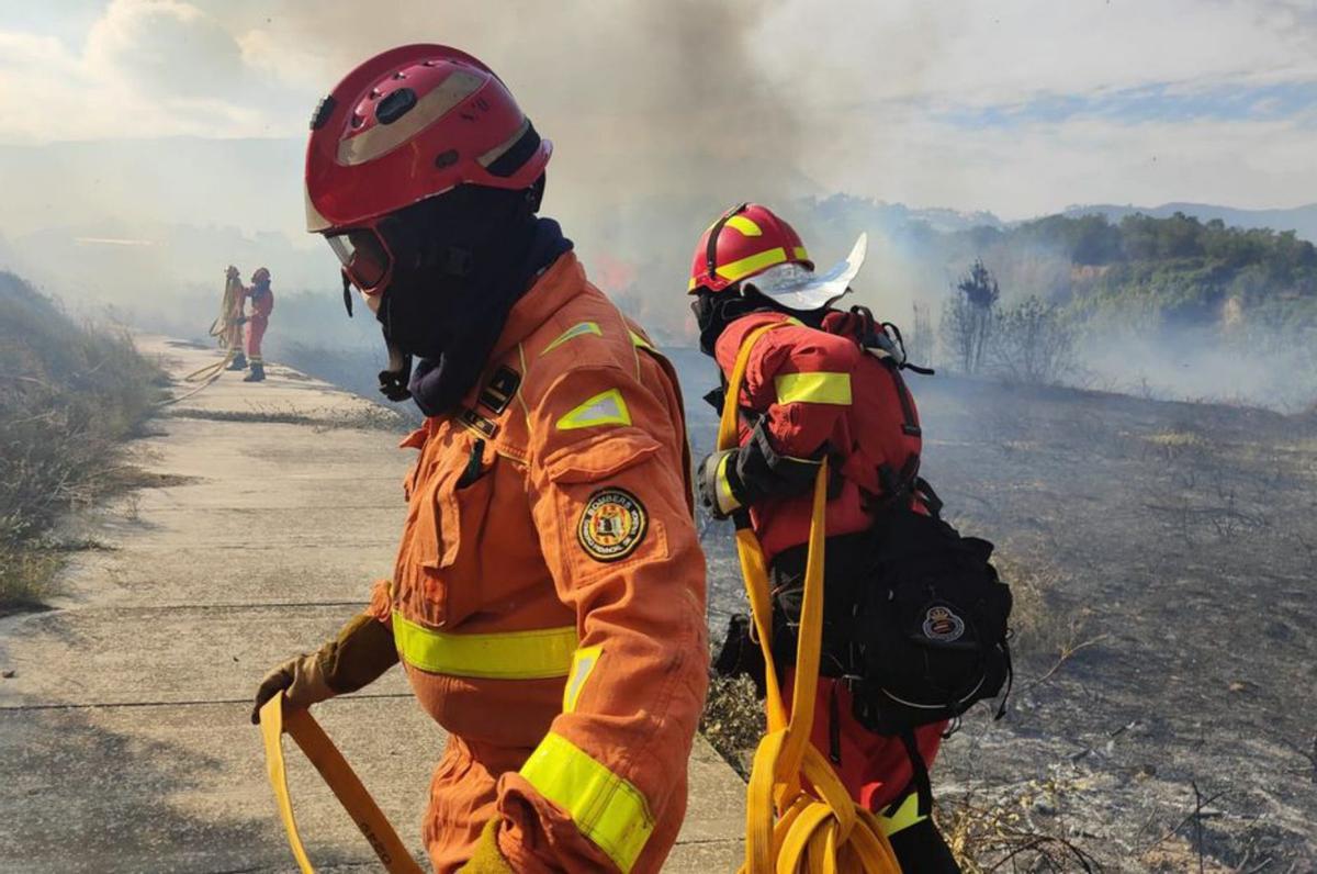 El fuego avanza sin control tras quemar 2.580 hectáreas y obliga a confinar a 6.000 vecinos  | FOTO DEL CONSORCIO PROVINCIAL DE BOMBEROS 