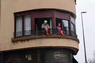 La nueva iniciativa del barrio gijonés de La Calzada contra el tráfico pesado que sufren a diario: las ventanas se tiñen para "seguir luchando" (en imágenes)