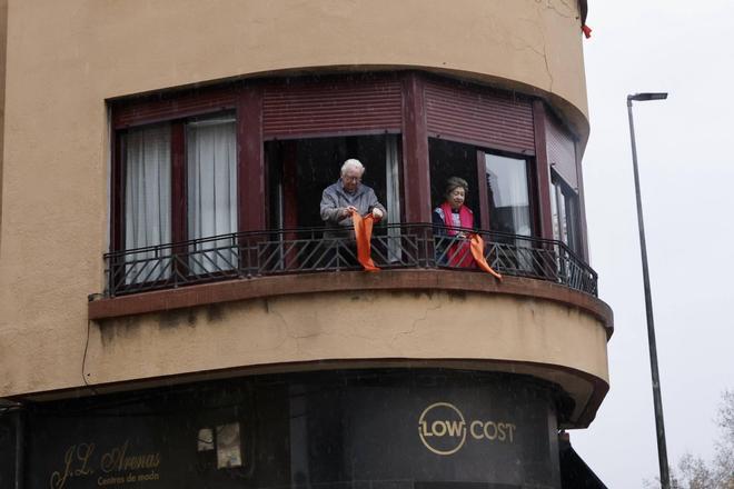 La nueva iniciativa del barrio gijonés de La Calzada contra el tráfico pesado que sufren a diario: las ventanas se tiñen para "seguir luchando" (en imágenes)