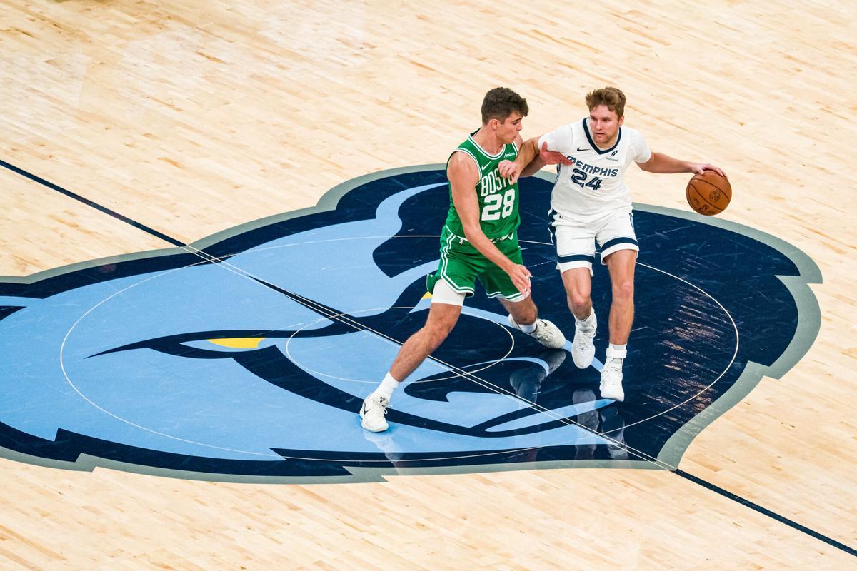 Hugo González (i) defiende al base de Grizzlies Cam Spencer (d) durante el partido disputado en el FedExForum, en Memphis (Estados Unidos). EFE/ Matthew A. Smith