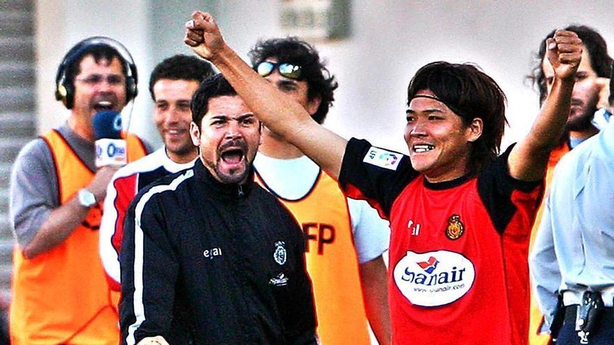 Okubo celebra uno de sus goles con el Mallorca