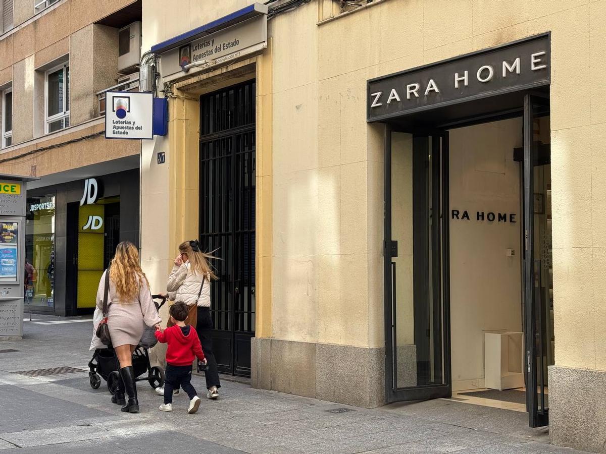 Varias personas pasan junto a la puerta del Zara Home del casco histórico de Córdoba.