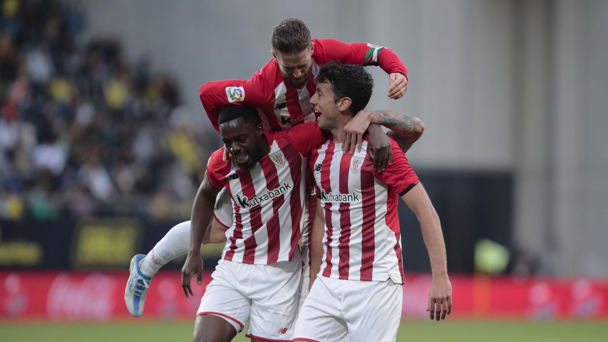 Los jugadores del Athletic celebran un gol ante el Cádiz.