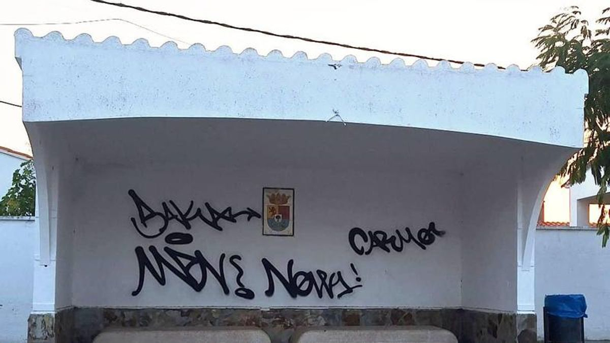 Pintadas ocasionadas en uno de los espacios públicos de Alagón.